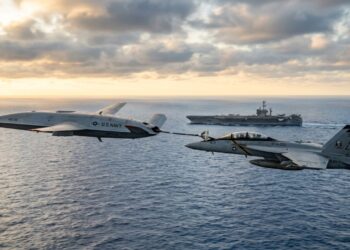 A Boeing criou um drone furtivo que reabastece caças F-35 no ar e dobra o alcance de ataque da Marinha americana