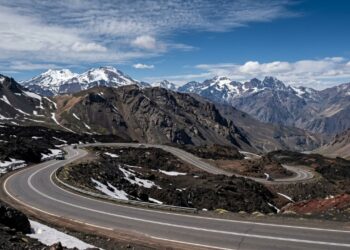 Situada a 2.553 metros de altitude nos Andes, a passagem de Pehuenche une Chile e Argentina através de um asfalto moderno e sinuoso