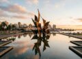 Com 17 metros de altura e estrutura em aço, o Monumento aos Açorianos de 1974 é o maior símbolo da imigração portuguesa em Porto Alegre