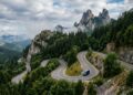 Com 28 km de curvas fechadas e subida a 1.400 metros de altitude, a Transrarau virou o trajeto mais cênico dos Cárpatos