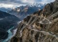 A rodovia chinesa percorre 2.142 km cruzando 14 montanhas gigantes; com deslizamentos constantes, ela é o caminho mais difícil para o Tibete