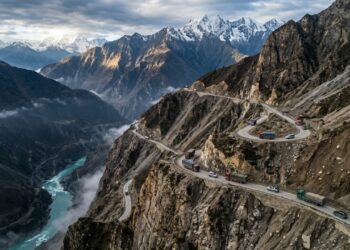 A rodovia chinesa percorre 2.142 km cruzando 14 montanhas gigantes; com deslizamentos constantes, ela é o caminho mais difícil para o Tibete