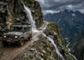 A estrada georgiana sobe a 2.850 metros de altitude; o Abano Pass cruza o Cáucaso com trechos de cascalho estreitos e abismos perigosos