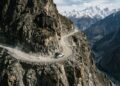 Com 16 km de pista de terra sem guardrail e despenhadeiros profundos, a Fairy Meadows no Paquistão é uma das estradas mais perigosas da Terra