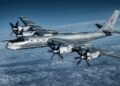 Equipado com potentes hélices contrarrotativas, este bombardeiro estratégico russo mantém um alcance de 15.000 km em patrulhas intercontinentais