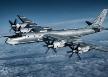 Equipado com potentes hélices contrarrotativas, este bombardeiro estratégico russo mantém um alcance de 15.000 km em patrulhas intercontinentais