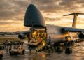 Com 122 toneladas de carga útil, este colosso da força aérea americana consegue transportar helicópteros e tanques pelo mundo inteiro