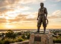 Com 4,45 metros de altura e fundido em bronze, o monumento que retrata o tradicionalista pilchado virou o maior símbolo da identidade cultural gaúcha