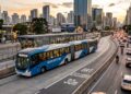 O ônibus de 30 metros que leva até 300 passageiros parece um trem sobre pneus e pode substituir três veículos comuns no corredor