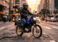 A trail de R$ 22 mil tenta seduzir quem enfrenta buraco, lombada e rua ruim sem querer partir para moto grande