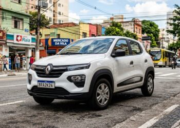 O compacto francês que pode passar dos 15 km/l e virou arma de economia para quem usa carro todo dia
