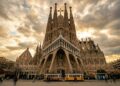 Projetada para atingir 172 metros de altura, a basílica de Gaudí surge como a obra religiosa mais alta e complexa de toda a Espanha