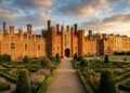 Com 60 acres de jardins reais e construído em 1515, o Palácio de Hampton Court virou o símbolo máximo da dinastia Tudor inglesa