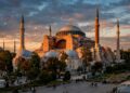 Com sua cúpula monumental de 31 metros e 1.500 anos de história, a estrutura virou o maior símbolo da transição entre impérios em Istambul
