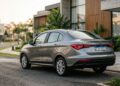 O sedã com porta-malas de 525 litros tenta provar que família ainda não precisa correr para um SUV compacto