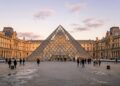Com 21,6 metros de altura e 673 placas de vidro, a Pirâmide do Louvre surge como o maior marco da arquitetura moderna em Paris
