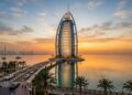 A estrutura de 321 metros em forma de vela em Dubai é um dos hotéis mais icônicos do mundo e um marco da engenharia em ilhas artificiais