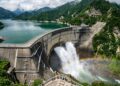 A represa Kurobe tem 186 metros de altura; sendo a maior do Japão, ela produz energia para abastecer milhões de casas no arquipélago