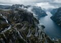 Esta rodovia norueguesa desce das montanhas com 27 curvas fechadas e um declive acentuado até chegar ao nível do fiorde