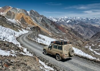 A passagem argentina atinge 4.780 metros de altitude; com vistas nevadas nos Andes, ela conecta dois países em uma rota de engenharia extrema