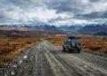A rodovia canadense percorre 737 km até Inuvik; conectada ao Ártico por nova via, a Dempster Highway desafia o isolamento total do norte