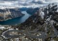 Descendo 900 metros em 27 curvas fechadas, a estrada norueguesa Lysebotn surge como o trajeto mais íngreme e desafiador da Escandinávia