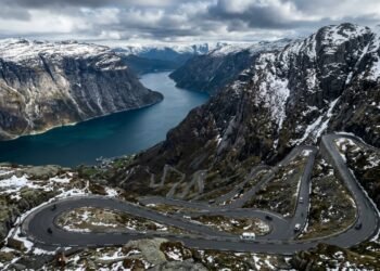 Descendo 900 metros em 27 curvas fechadas, a estrada norueguesa Lysebotn surge como o trajeto mais íngreme e desafiador da Escandinávia