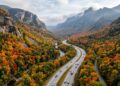 A rodovia I-93 cruza 300 km de montanhas e florestas, apresentando um dos trechos mais cênicos e complexos do nordeste dos EUA
