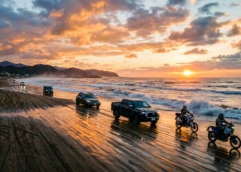 A rodovia na praia de Chirihama possui 8 km de extensão; sendo a única do Japão onde carros podem dirigir diretamente sobre a areia