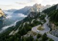 Com 40 km de curvas estreitas entre os Alpes Albaneses, a estrada de Theth virou o trajeto mais isolado e cênico do país