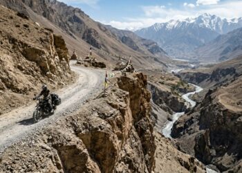 A rodovia Spiti Valley sobe a 4.551 metros; com seus precipícios verticais, a estrada é um dos trajetos mais isolados e perigosos do Himalaia