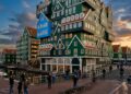 Com fachadas formadas por 70 casas tradicionais empilhadas, o hotel de 12 andares virou a estrutura mais bizarra e lúdica da arquitetura holandesa