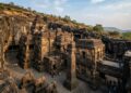 O único e colossal templo de 30 metros de altura que não foi construído mas sim esculpido de cima para baixo a partir de uma única rocha