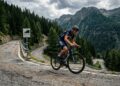 Estrada na Itália, a 1.852 metros de altitude, desafia ciclistas com 33 curvas fechadas e trechos de 18% de inclinação em um ícone alpino