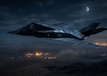 Voando a 1.000 km/h e invisível aos radares graças às suas facetas angulares, este foi o primeiro avião de ataque furtivo da história