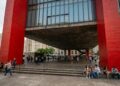 Sustentado por dois pórticos vermelhos de 74 metros, o MASP em São Paulo detém o maior vão livre em um edifício suspenso do mundo