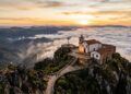 Localizado a 1.746 metros de altitude sobre o Pico da Piedade, este santuário oferece a visão panorâmica mais alta da grande BH