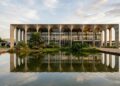 Projetado por Oscar Niemeyer e inaugurado em 1970, o palácio brasiliense exibe arcos de concreto sobre espelhos d'água e jardins de Burle Marx
