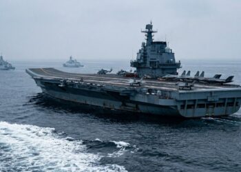 Equipado com 3 catapultas eletromagnéticas e mais de 80 mil toneladas, este porta-aviões chinês desafia o domínio naval do Pacífico