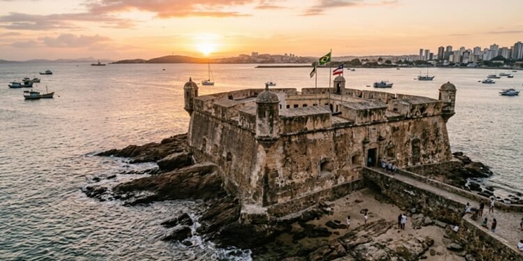 Com suas muralhas do século XVII e vista para a Baía de Todos-os-Santos, o forte de Salvador virou um recorde de preservação da engenharia colonial