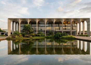 Projetado por Oscar Niemeyer e inaugurado em 1970, o palácio brasiliense exibe arcos de concreto sobre espelhos d'água e jardins de Burle Marx