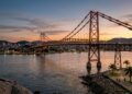 Com 821 metros de extensão e 74 metros de altura, a Ponte Hercílio Luz em Florianópolis surge como o maior símbolo da engenharia catarinense