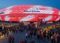 Com capacidade para 75.000 pessoas e fachada de quase 2.900 painéis infláveis, a Allianz Arena é o estádio com a fachada iluminada mais famosa da Europa