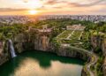 Com seu mirante de 65 metros sobre uma antiga pedreira, o parque virou o maior símbolo de recuperação ambiental e urbanismo de Curitiba