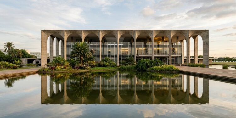 Projetado por Oscar Niemeyer e inaugurado em 1970, o palácio brasiliense exibe arcos de concreto sobre espelhos d'água e jardins de Burle Marx