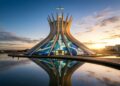 Com 16 colunas de concreto de 90 toneladas cada, a catedral de 1970 virou o símbolo modernista mais importante do Brasil