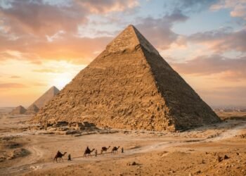 Com 146 metros de altura e 2,3 milhões de blocos de pedra, a pirâmide egípcia virou o maior recorde da engenharia do mundo antigo