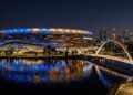 Com 65.000 torcedores e luzes LED dinâmicas, esta arena em Perth é o maior marco da arquitetura esportiva da Oceania