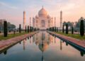 Finalizado em 1653 após 22 anos de obra, o monumento de mármore branco em Agra virou o maior símbolo mundial do amor e da arquitetura