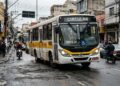 Com 12 metros, motor dianteiro e capacidade para mais de 80 passageiros, o ônibus que virou “tanque urbano” das capitais brasileiras